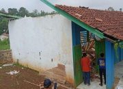 Atap Sekolah MTs Al-Munawaroh, Kab Sumedang Ambruk 7 Siswa dan Guru Terluka