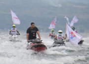 Menpora Dito Pimpin Parade Peserta Kapal Boat dan Lambaikan Bendera Merah Putih Kelilingi Venue Balige