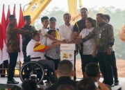 Menpora Dito Dampingi Presiden Joko Widodo Penekanan Tombol Sirine