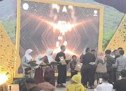 Kepala Dinas Disdik Kab Sumedang Serahkan Penghargaan Vidya Caryena 2 Kepada 18 Siswa