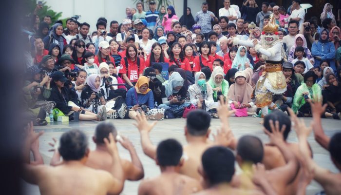 Seluruh Tim Voli Putri Red Sparks Mengunjungi Taman Mini Indonesia Indah Jakarta