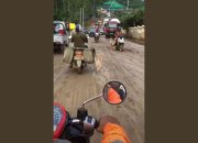 Viral di Tiktok Seorang Pengendara Sepeda Motor Melintasi Jalan Becek di Kawasan IKN