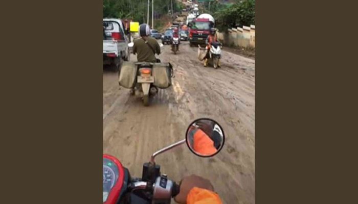Viral di Tiktok Seorang Pengendara Sepeda Motor Melintasi Jalan Becek di Kawasan IKN
