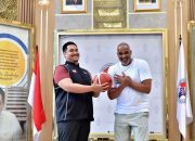 Kembangkan Bola Basket di Tanah Air, Menpora Dito Kedatangan Pelatih Phil Handy