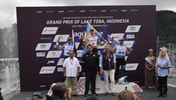 Menpora Dito Berikan Trophy Juara Aquabike Jetski World Champhionship 2024 di Pantai Waterfront Pangururan