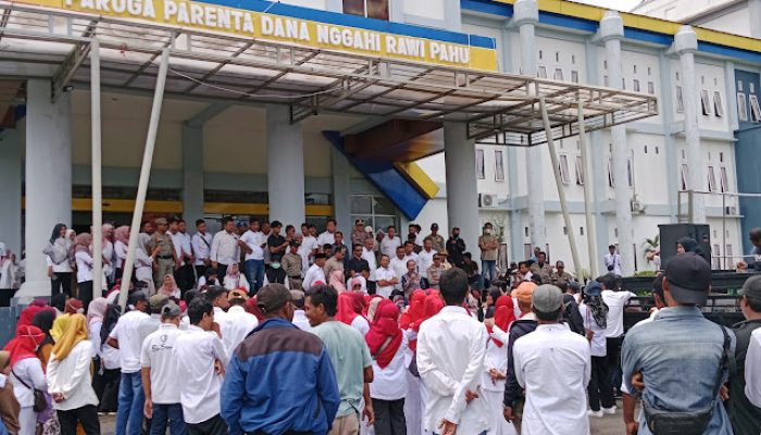 Honorer Kab Dompu Unjuk Rasa Tolak Wacana Pemerintah Dengan Perjanjian P3K Paruh Waktu