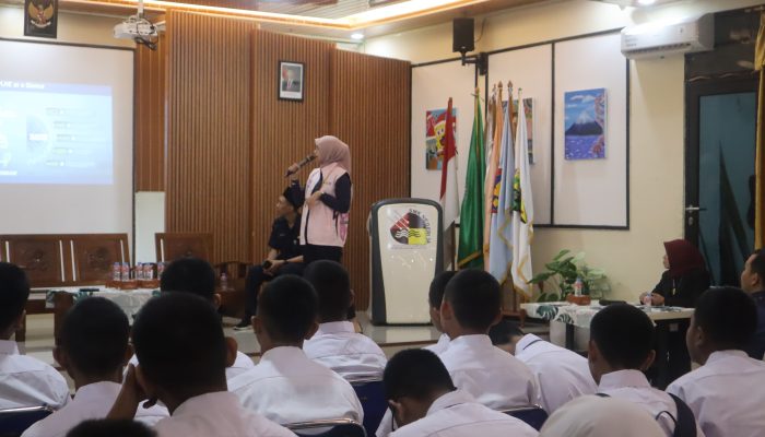 Srikandi PLN Enjiniring Kenalkan Dunia Ketenagalistrikan kepada Siswa SMK