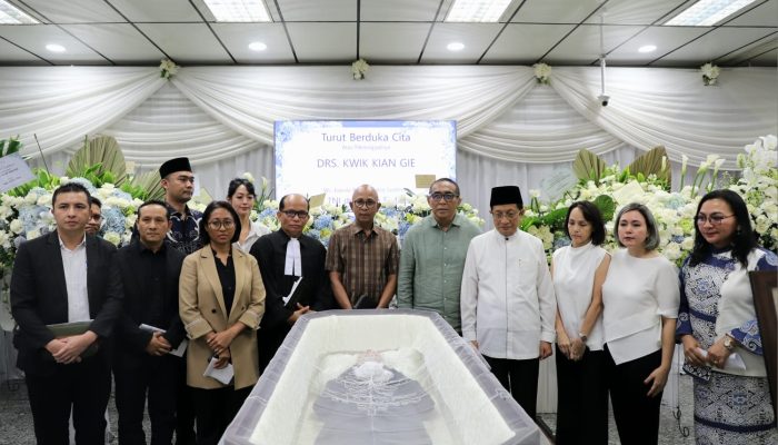 Menag Nasaruddin Umar Melayat Mendiang Kwik Kian Gie di Rumah Duka Sentosa